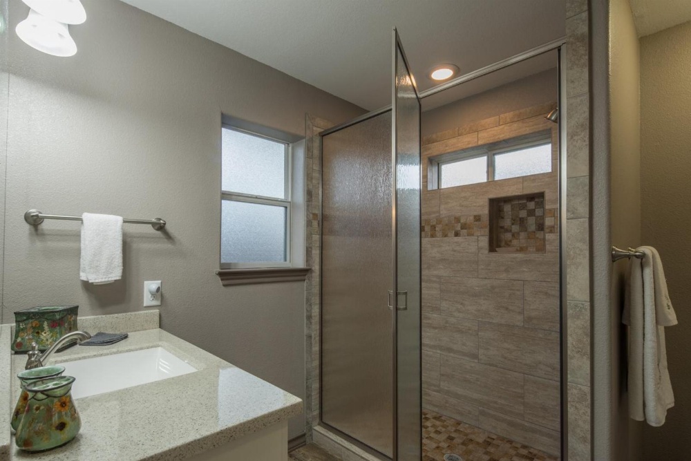 Duke'S Horseshoe House Main image